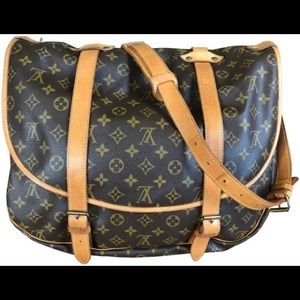 Beautiful Louis Vuitton Saumur 43 Shoulder Bag.